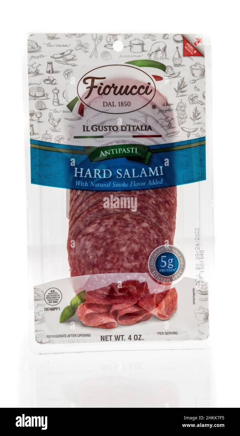 Winneconne, WI -23 Januar 2021: Ein Paket von Fiorucci harte Salami auf einem isolierten Hintergrund Stockfoto