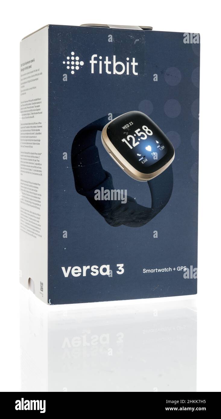 Winneconne, WI -23 Januar 2021: Ein Paket von fitbit Versa 3 Smart-Uhr auf einem isolierten Hintergrund Stockfoto