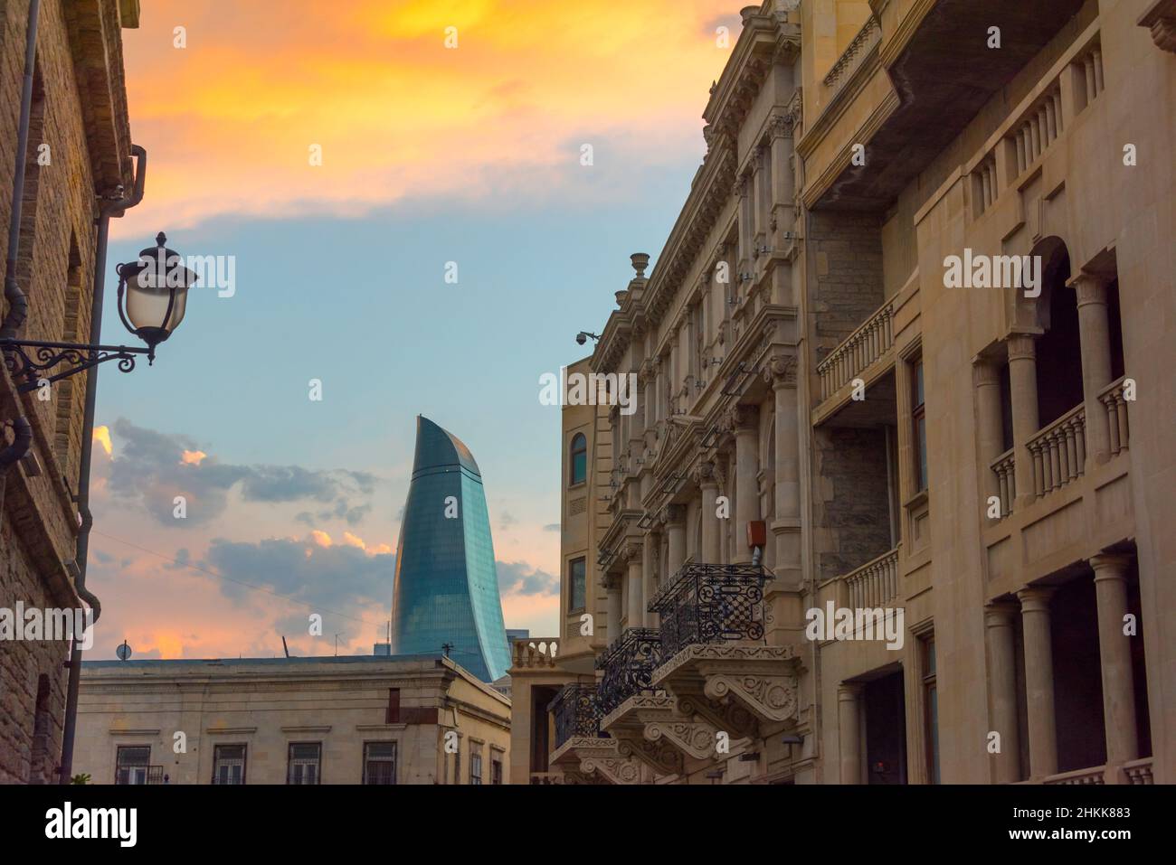 Traditionelle Gebäude in der Altstadt, Flame Towers in der Ferne, Baku, Aserbaidschan Stockfoto