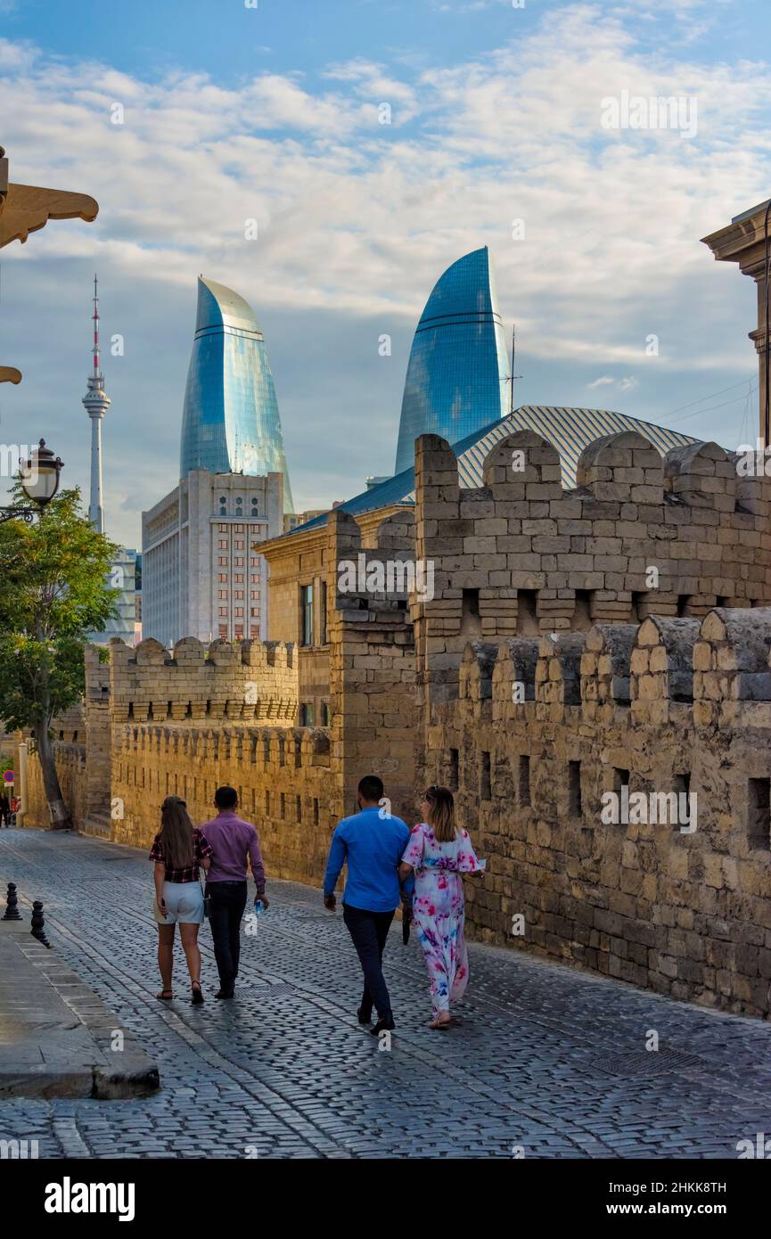 Alte Stadtmauern und gepflasterte Straße in der Altstadt, UNESCO-Weltkulturerbe, Flame Towers in der Ferne, Baku, Aserbaidschan Stockfoto