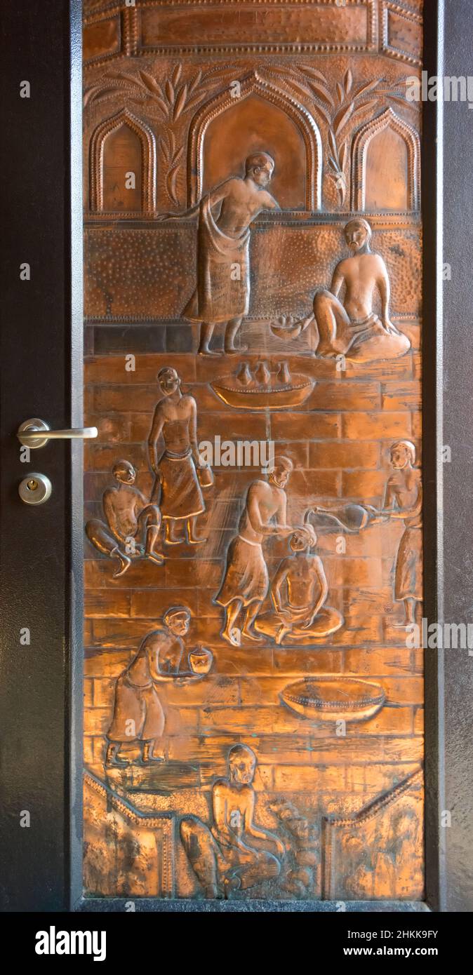 Tür mit schöner Schnitzerei am orientalischen Badehaus (XVII Jahrhundert, auch Badehaus von Ismayil Khan genannt) auf dem Platz von Dede-Gorqud, jetzt ein Teehaus Stockfoto