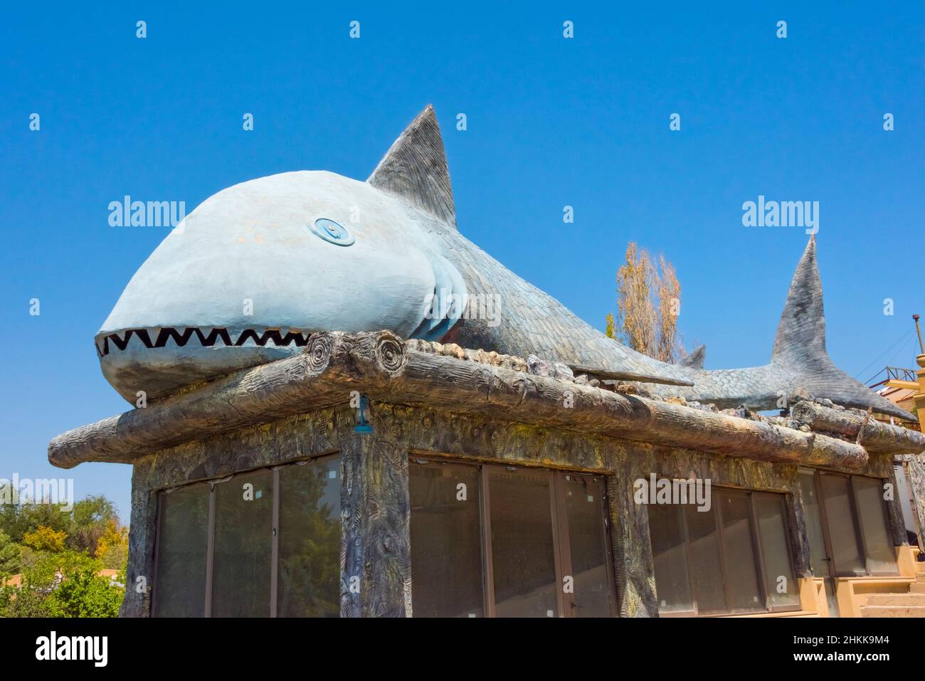 Ein Restaurant mit einem Wal auf dem Dach, Nakhchivan, Autonome Republik Nakhchivan, eine Exklave von Aserbaidschan Stockfoto