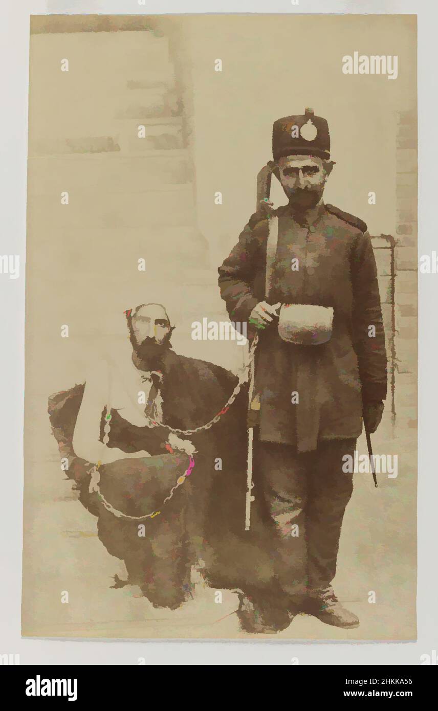 Kunst inspiriert von Albumen Silberfoto, 19th Jahrhundert, Qajar, Qajar-Periode, 13 9/16 x 10 1/2 Zoll, 34,4 x 26,7 cm, Albumen, Ketten, Gewehr, Iran, Männer, Naher Osten, Militär, Persisch, Fotografie, Fotografie, portait, Sepia, Sklave, Straße, Klassische Werke, die von Artotop mit einem Hauch von Moderne modernisiert wurden. Formen, Farbe und Wert, auffällige visuelle Wirkung auf Kunst. Emotionen durch Freiheit von Kunstwerken auf zeitgemäße Weise. Eine zeitlose Botschaft, die eine wild kreative neue Richtung verfolgt. Künstler, die sich dem digitalen Medium zuwenden und die Artotop NFT erschaffen Stockfoto