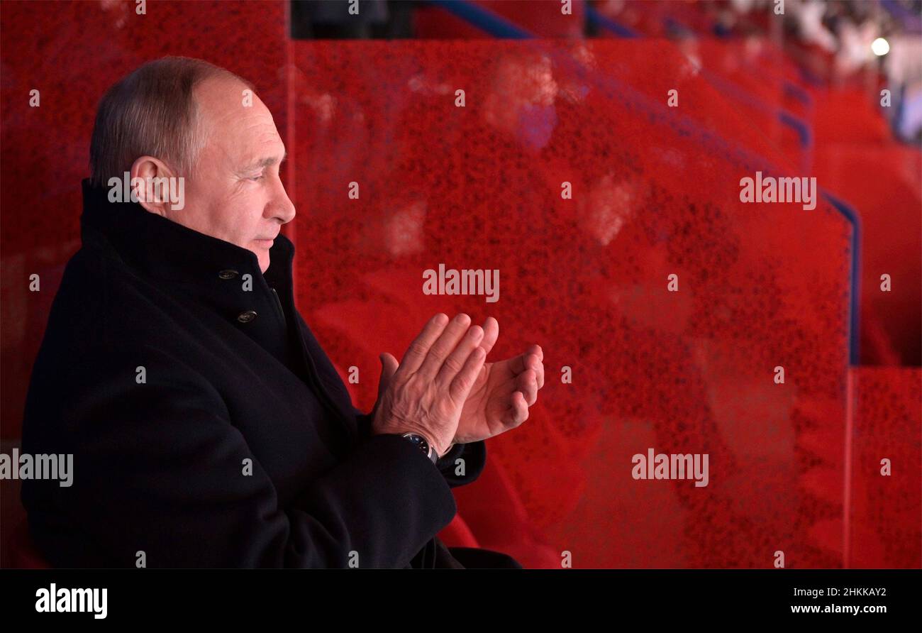 Peking, China. 04th. Februar 2022. Der russische Präsident Wladimir Putin applaudiert während der Eröffnungszeremonie der Olympischen Winterspiele 2022 in Peking in der VIP-Sektion des Nationalstadions am 4. Februar 2022 in Peking, China. Putin nahm als Gast des chinesischen Präsidenten Xi Jinping an den Olympischen Spielen Teil. Kredit: Alexei Druzhinin/Kremlin Pool/Alamy Live Nachrichten Stockfoto