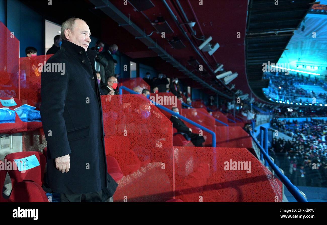 Peking, China. 04th. Februar 2022. Der russische Präsident Wladimir Putin steht während der Eröffnungszeremonie der Olympischen Winterspiele 2022 in Peking, China, in der VIP-Sektion des Nationalstadions am 4. Februar 2022. Putin nahm als Gast des chinesischen Präsidenten Xi Jinping an den Olympischen Spielen Teil. Kredit: Alexei Druzhinin/Kremlin Pool/Alamy Live Nachrichten Stockfoto