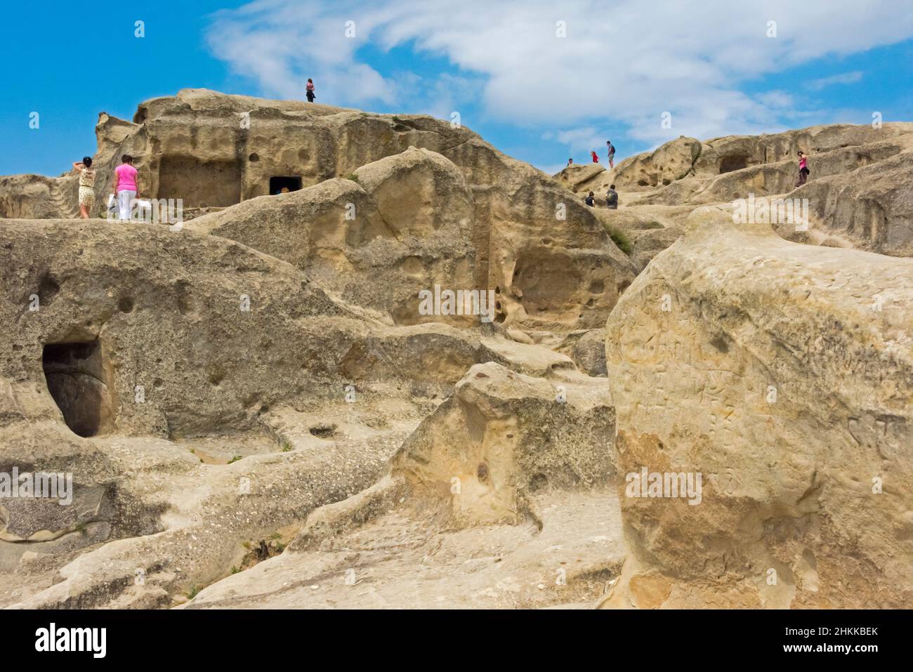 Touristen in Uplistsikhe Höhle Komplex, Denkmal der Felsarchitektur, Gori, Georgien Stockfoto