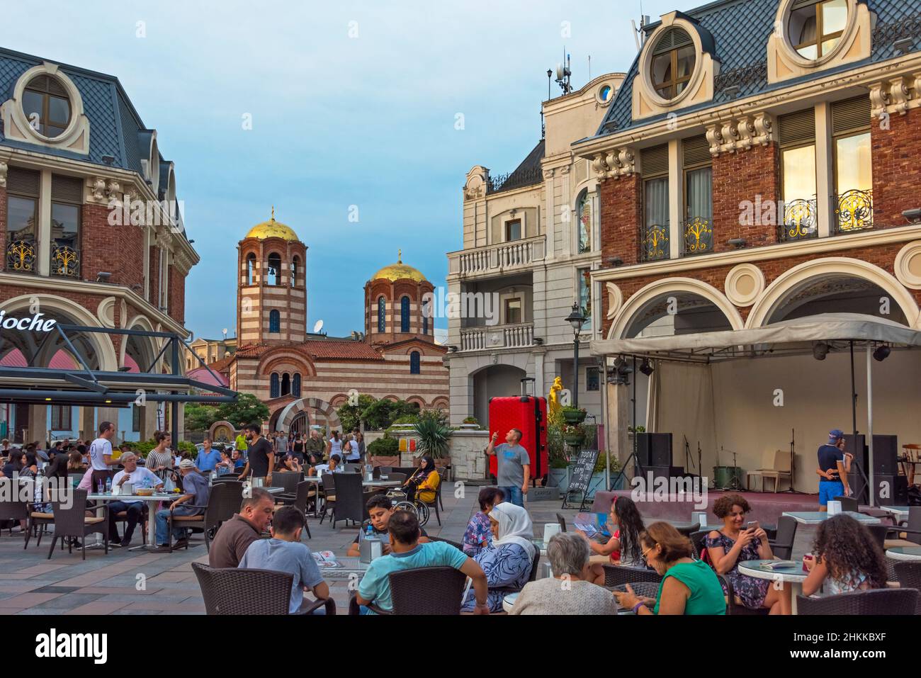 Menschen essen auf Batumi Piazza, Batumi, Georgia Stockfoto