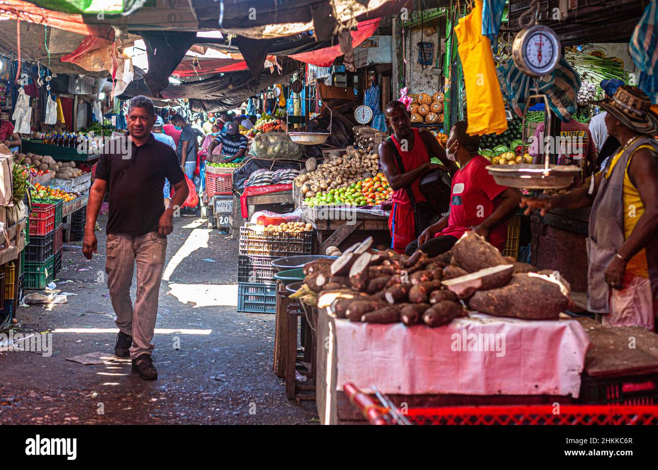 Straßenszene auf dem öffentlichen Markt Mercado Bazurto, Cartagena de Indias, Kolumbien. Stockfoto