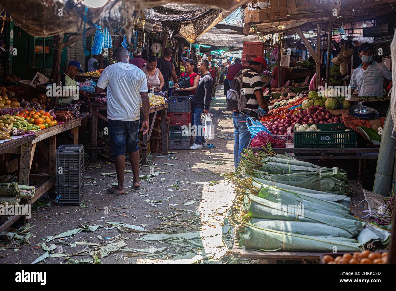 Straßenszene auf dem öffentlichen Markt Mercado Bazurto, Cartagena de Indias, Kolumbien. Stockfoto