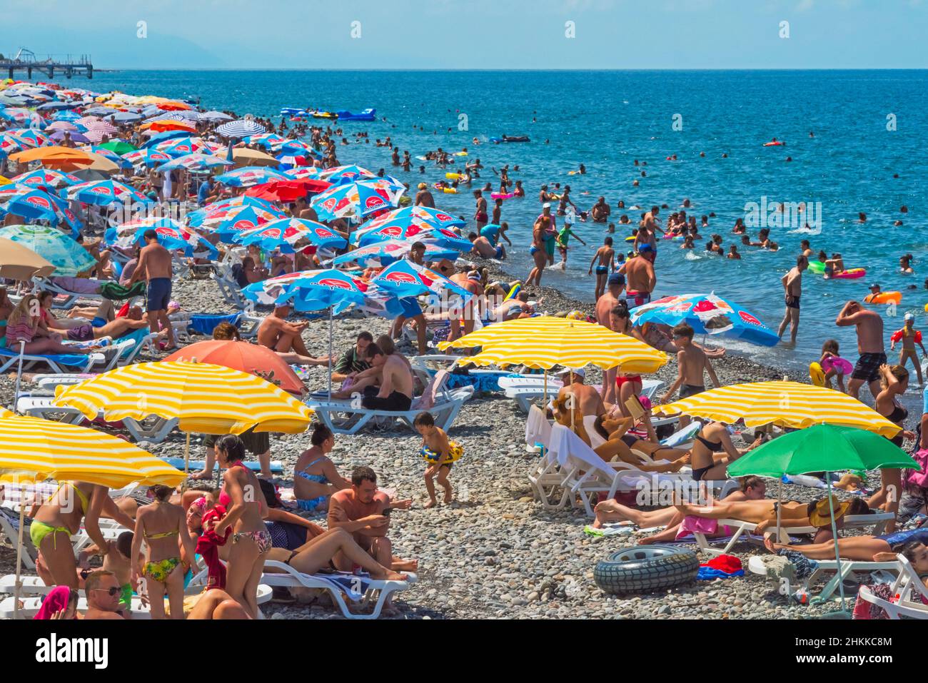 Menschen am Strand am Kaspischen Meer, Batumi, Georgien Stockfoto