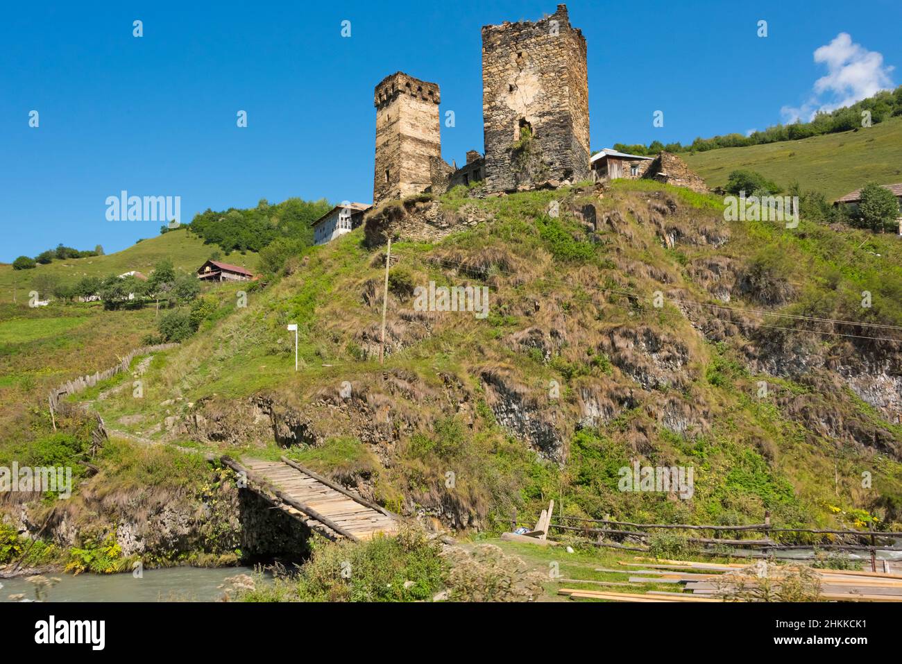 Svan Häuser mit mittelalterlichem Wachturm im Kaukasus, Svaneti Region, Georgien Stockfoto