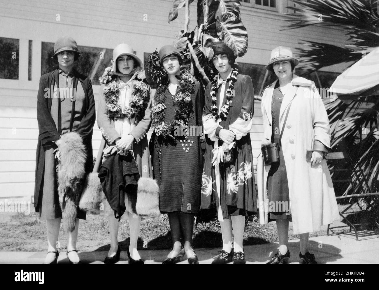 Eine Gruppe junger Flapper-Frauen posieren während ihres Urlaubs in Hawaii, Kalifornien. 1925. Stockfoto