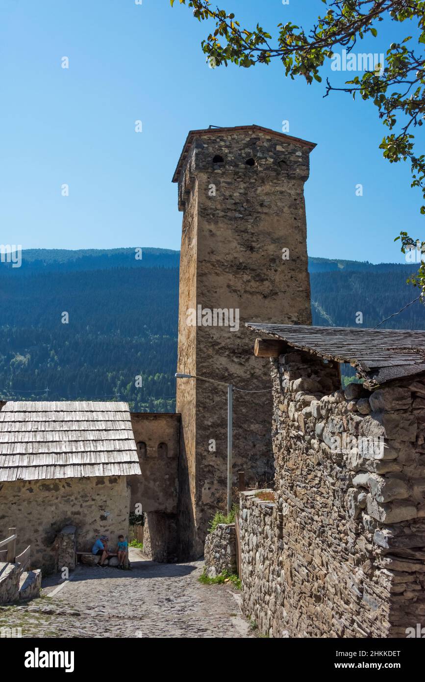 Mittelalterlicher Wachturm des Swan-Hauses im Kaukasus, Mestia, Svaneti-Region, Georgien Stockfoto