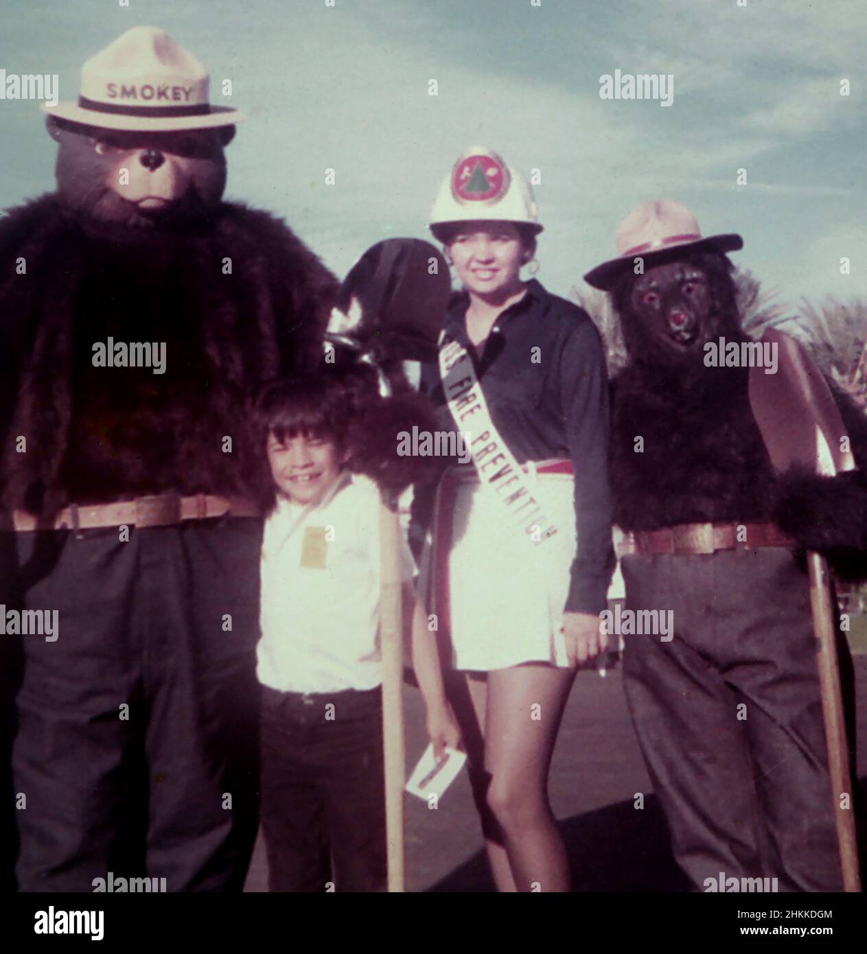 Ein aufgeregter kleiner Junge posiert mit zwei Smokey the Bears und einer Miss Fire Prevention Woman, Ca. 1966. Stockfoto