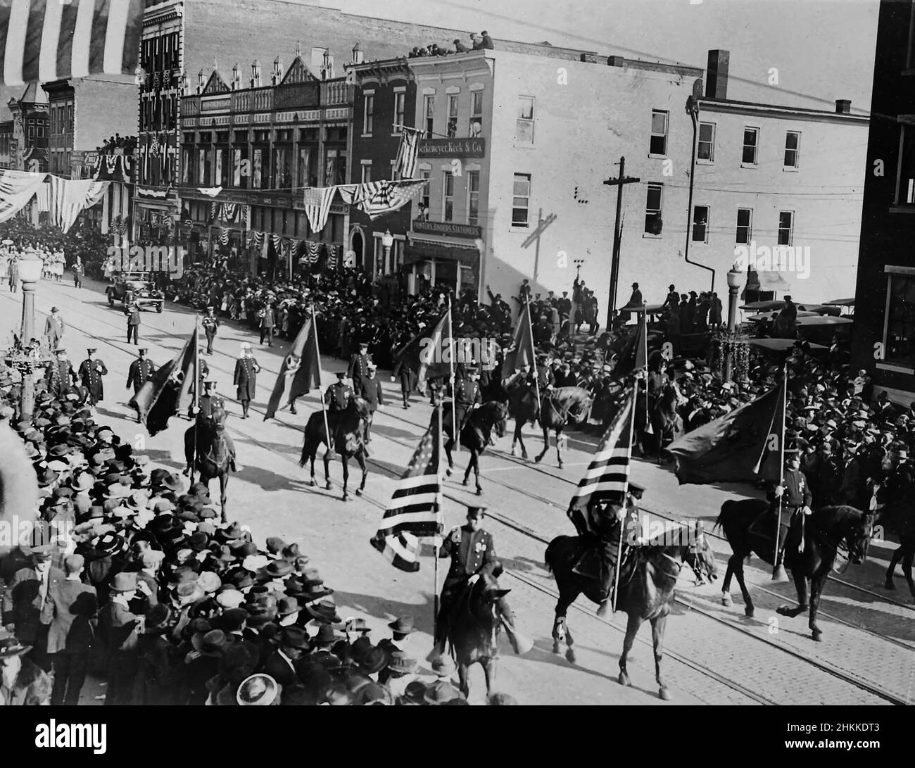 Die Polizei von Allentown Pennsylvania reitet ihre Pferde auf der Main Street während der Parade vom 4th. Juli, ca. 1920. Stockfoto