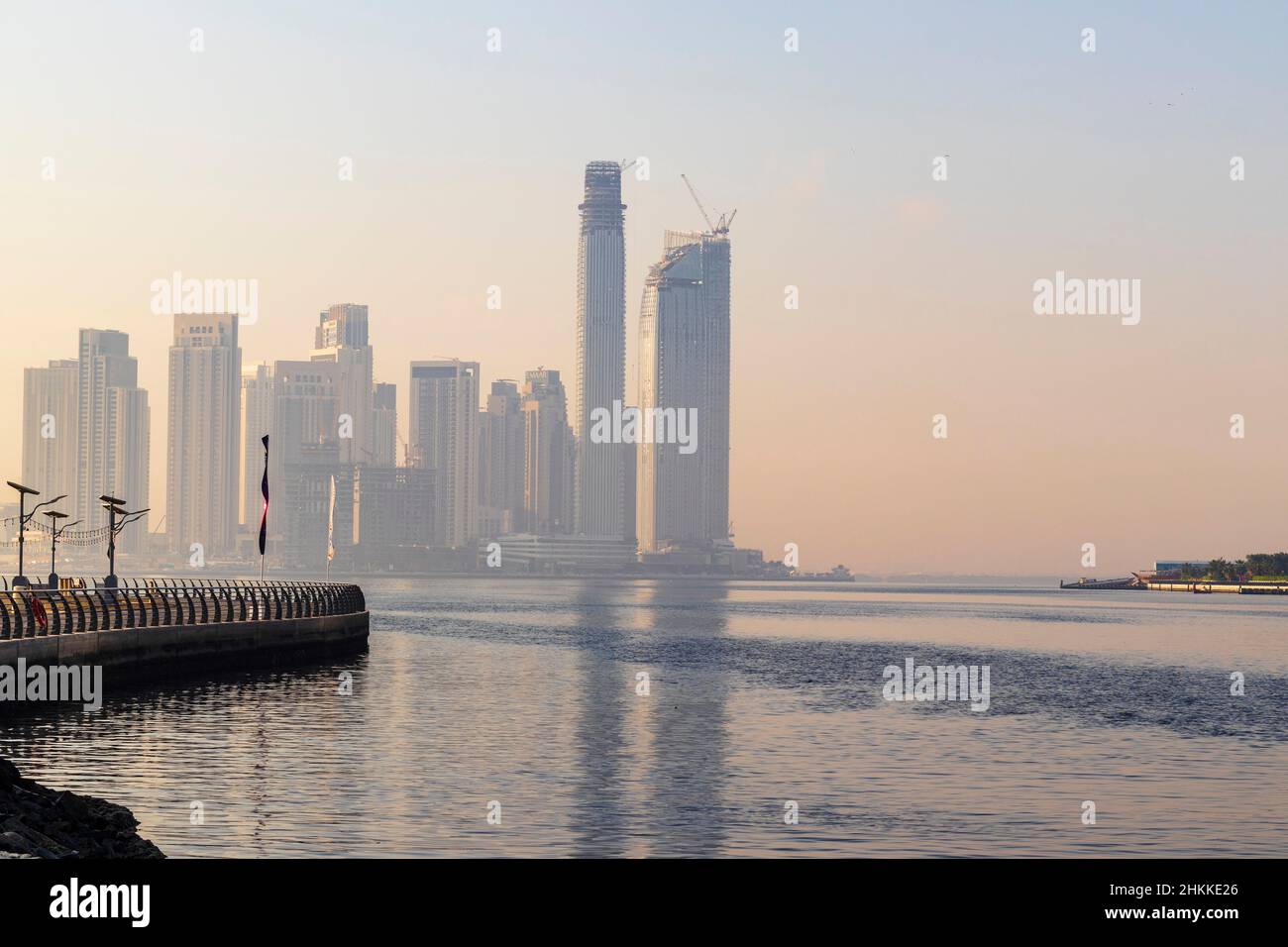 Dubai, VAE - 01.25.2022 Dubai Creek Hafenentwicklung durch EMAAR. VAE. Aufgenommen von der Stadtseite des Dubai Festivals. Stockfoto