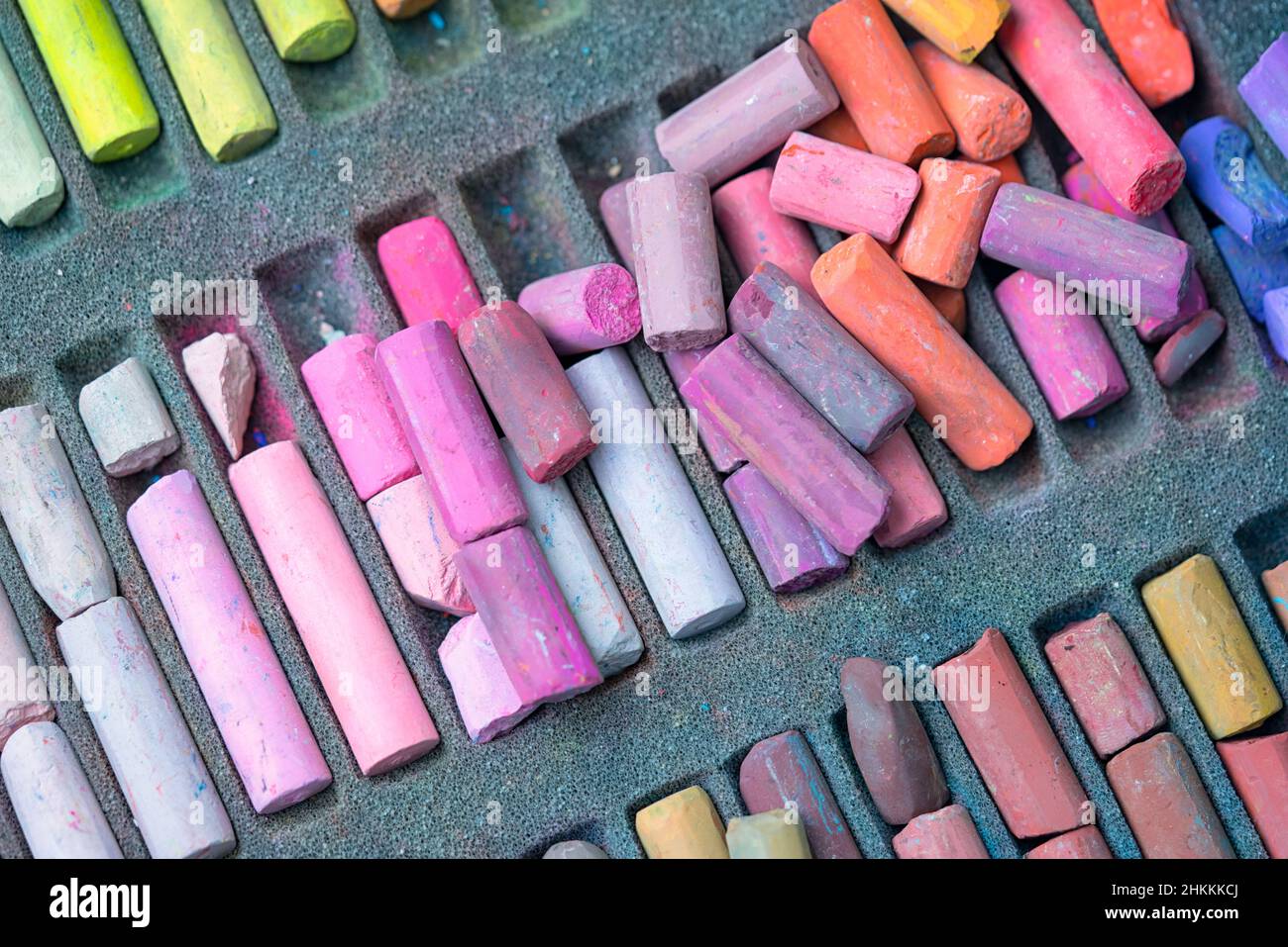 Kreidesticks verschiedene Farben in einer Schachtel aus nächster Nähe, farbenfrohe Kreidepastell für Vorschulkinder, Schreibwaren für Kinder für Kunstmalerziehung. Stockfoto