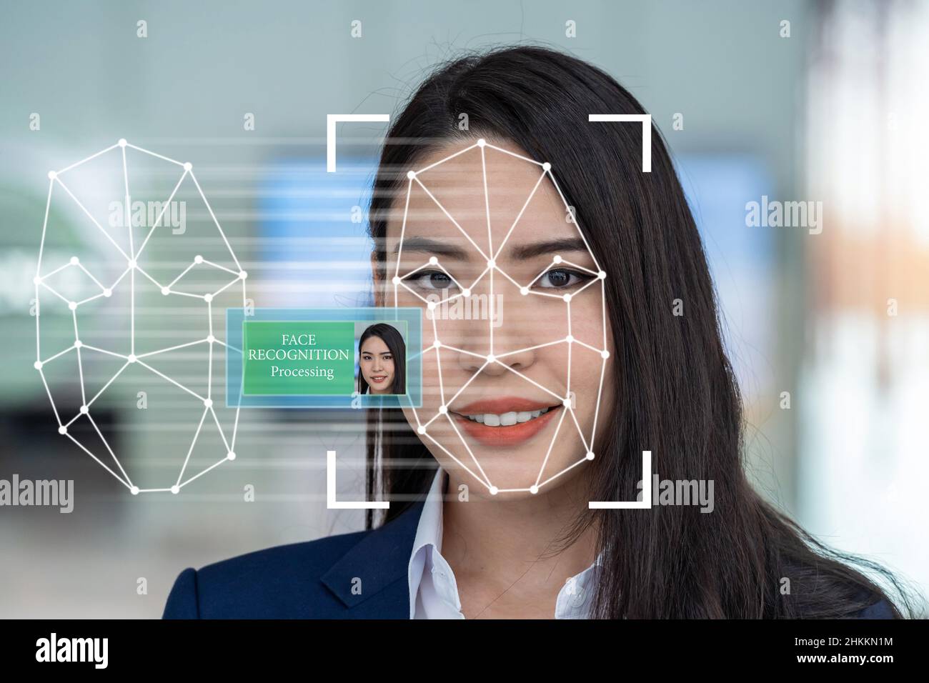 Asiatische Frauen nutzen Gesichtserkennungs- und Erkennungstechnologie für Zugangsberechtigungen, künstliche Intelligenz und Augmented Reality mit Technologie-Conce Stockfoto