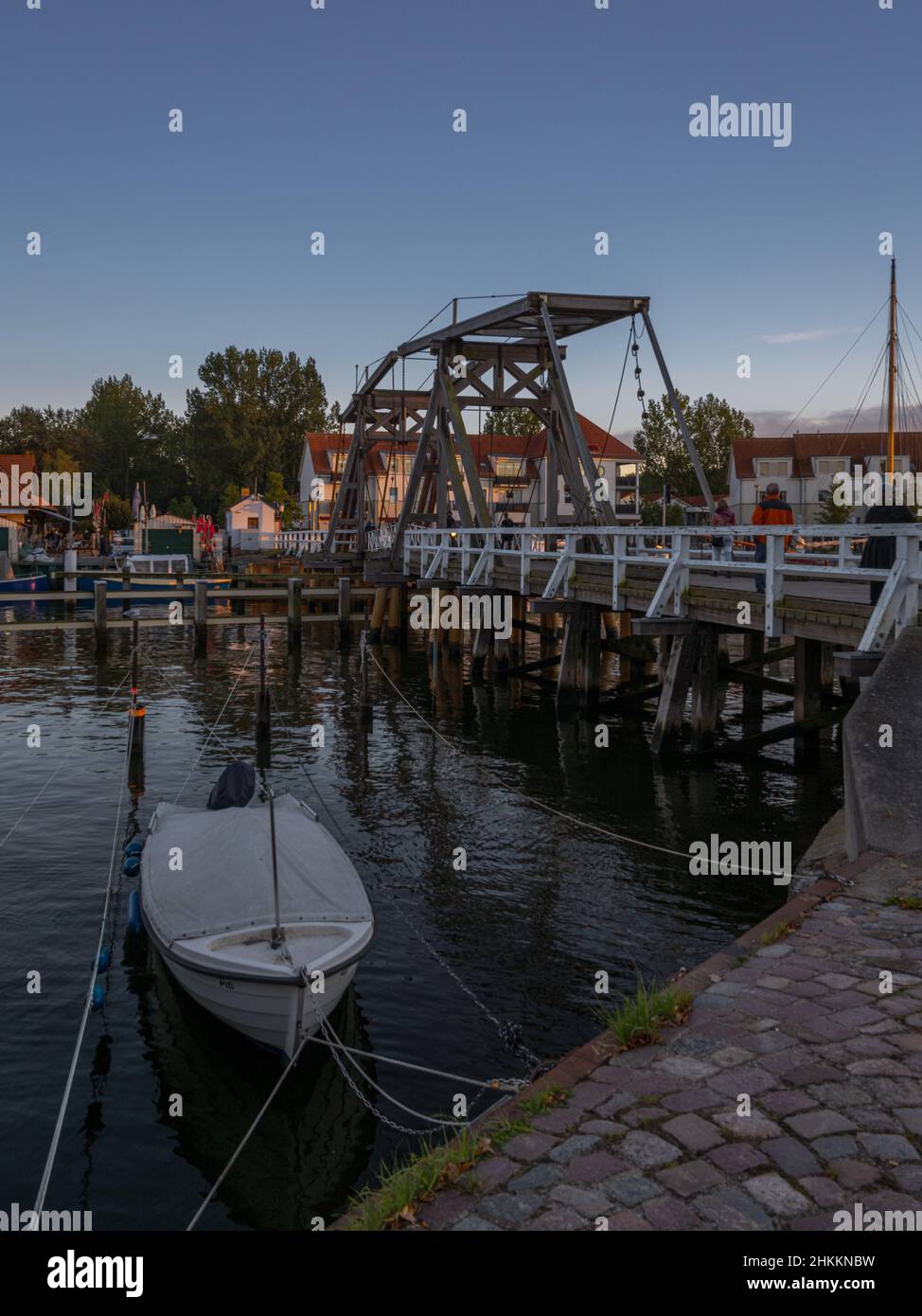 Greifswald, Mecklenburg-Vorpommern, Deutschland - 04. Oktober 2020: Blick auf die Wieckbrücke mit einigen Booten auf der Ryck Stockfoto