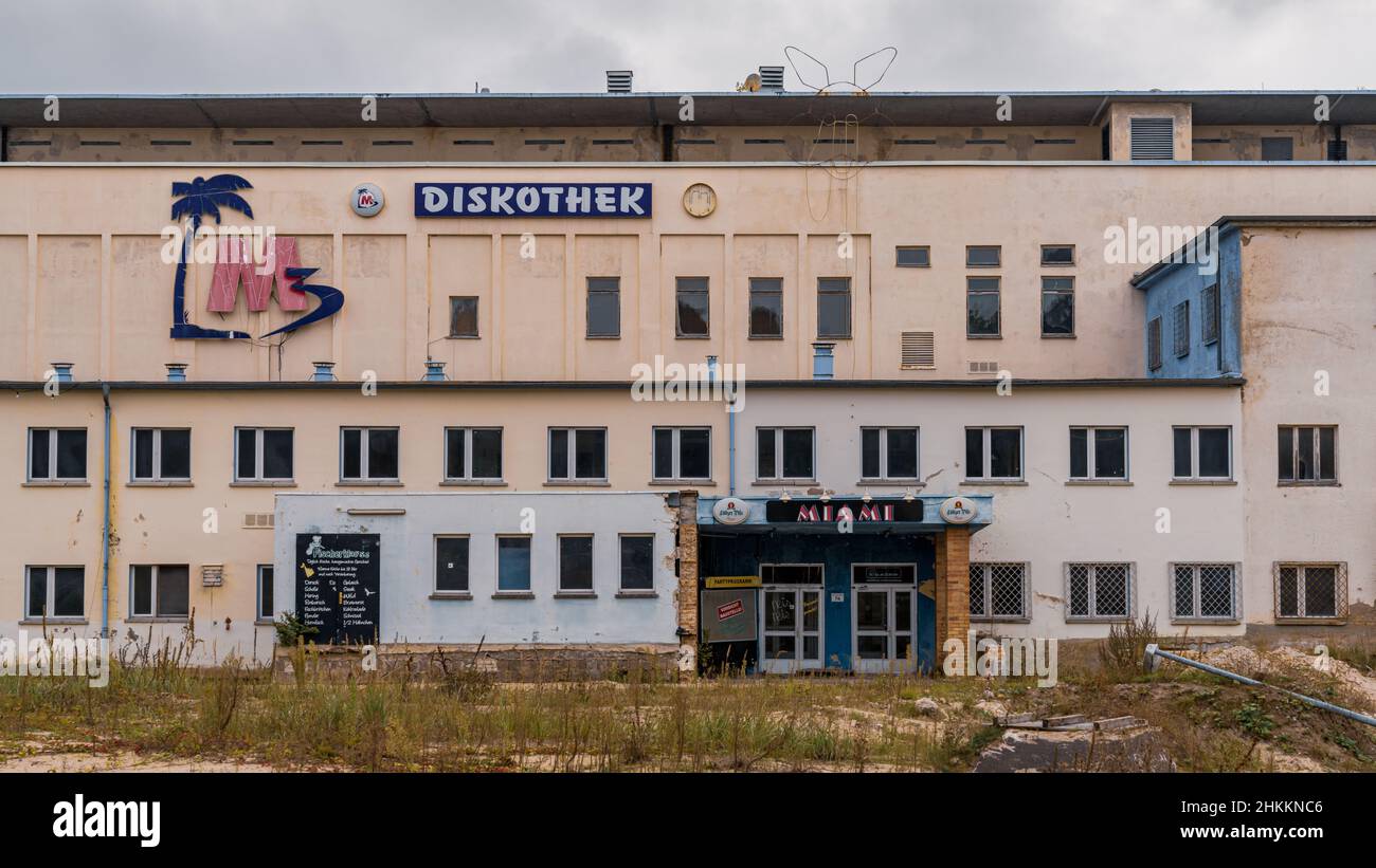 Binz, Mecklenburg-Vorpommern, Deutschland - 01. Oktober 2020: Das ehemalige Empfangsgebäude und die Diskothek der historischen Prora-Gebäudekompanie Stockfoto