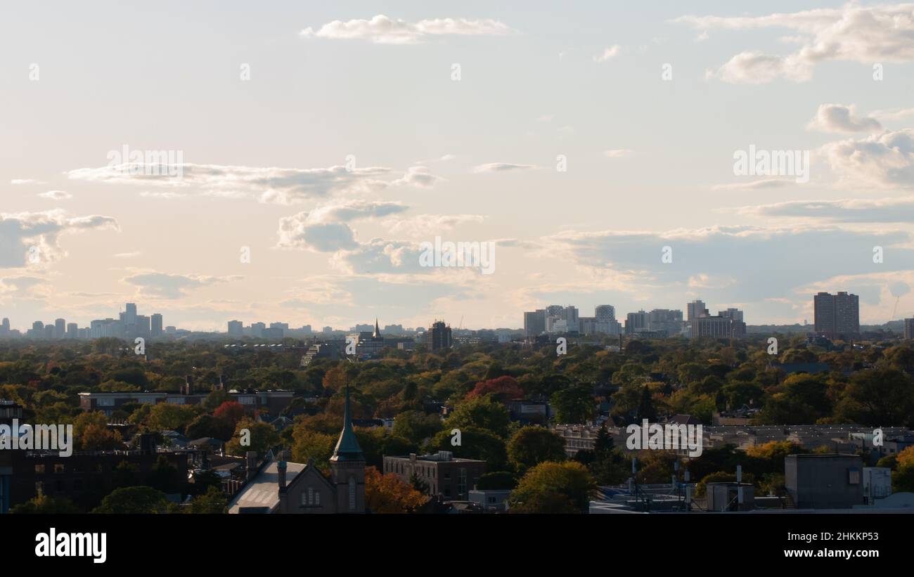 Toronto Stadt unter herbstblauem Himmel mit kleinen Wolken Stockfoto