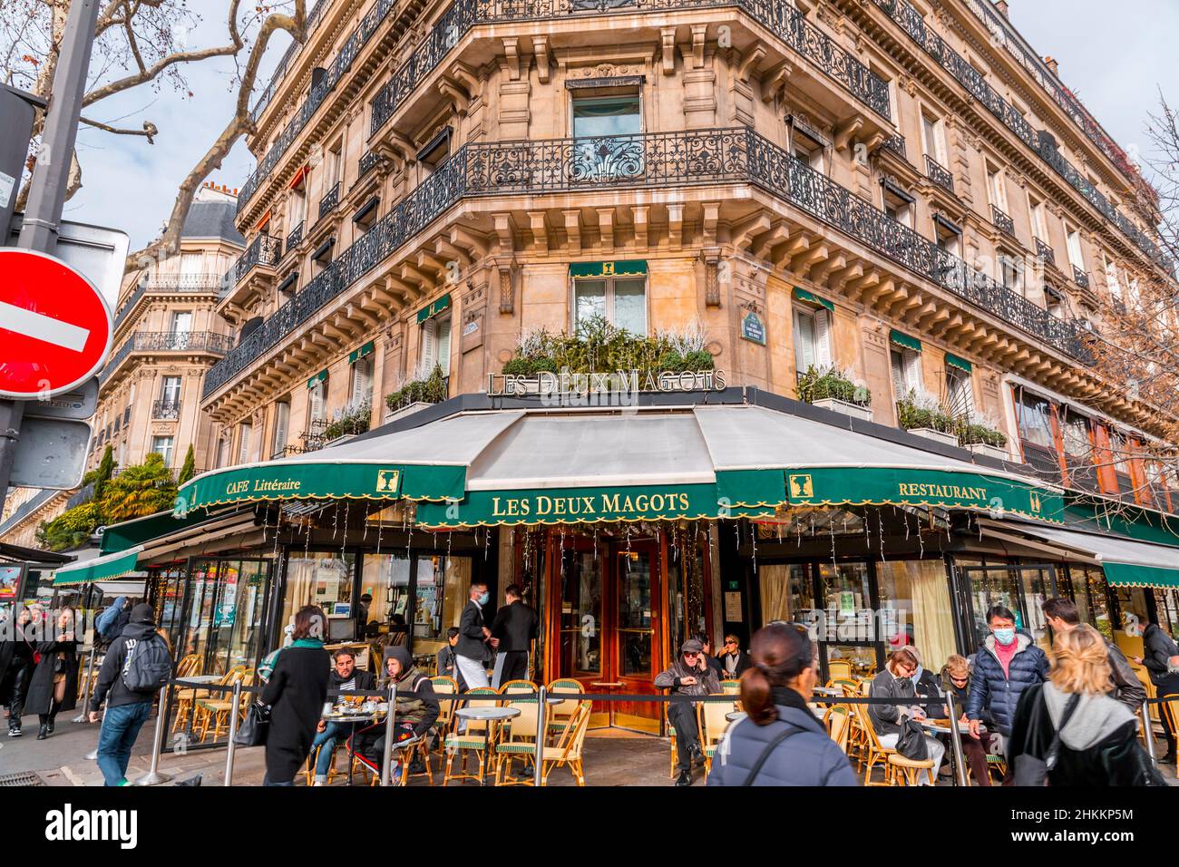 Paris, Frankreich - 20. Januar 2022: Allgemeiner Blick auf die Straße von Paris, der französischen Hauptstadt. Bistro-Café Les Deux Magots in Saint-Germain. Stockfoto