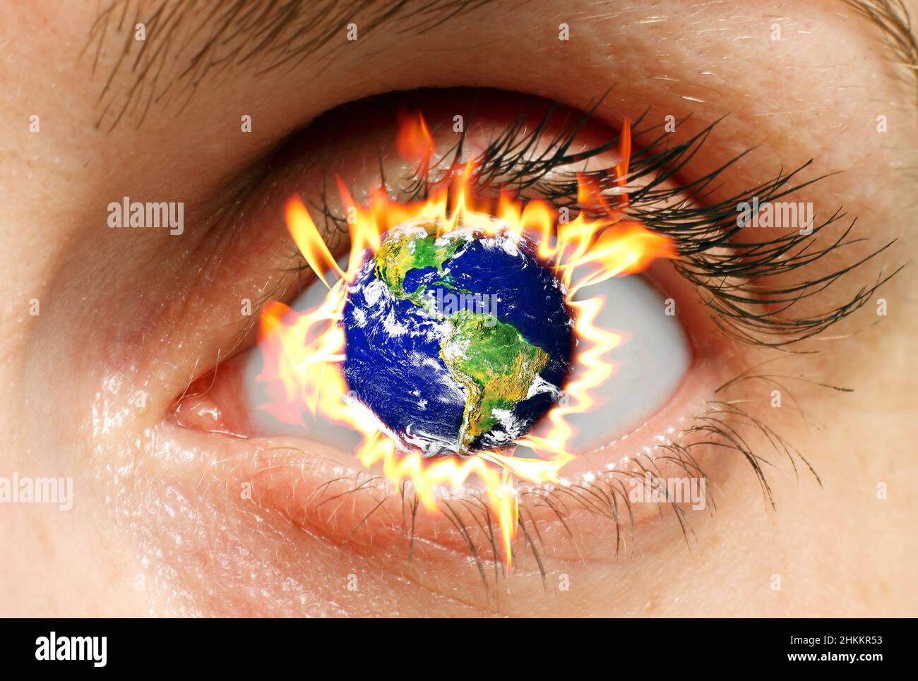 Menschliches Auge mit Erde in Flammen, zusammengesetztes Bild Stockfoto