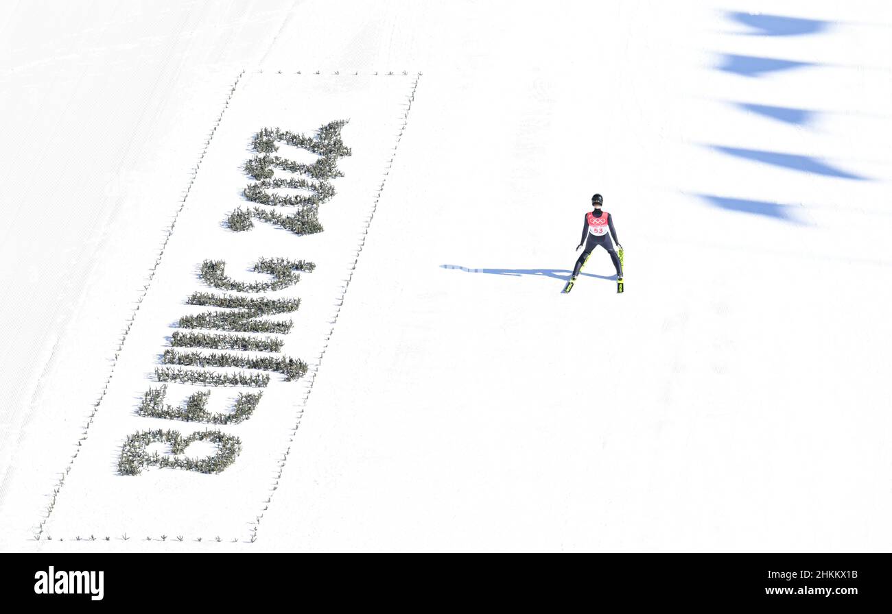 Zhangjiakou, China. 5th. Februar 2022. Karl Geiger aus Deutschland tritt während der Skisprungschanze-Einzelqualifikation der Männer im Nationalen Alpinen Skizentrum im Bezirk Yanqing, Peking, Hauptstadt Chinas, am 5. Februar 2022 an. Quelle: Jiang Kehong/Xinhua/Alamy Live News Stockfoto