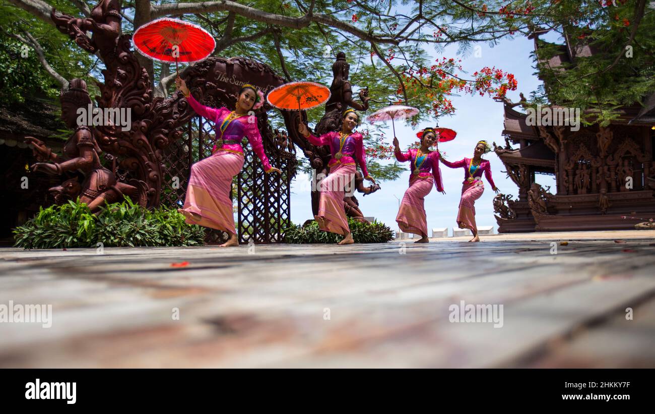 Dancing Girls, Sanctuary of Truth, Pattaya, Thailand. Reisefotografie Stockfoto