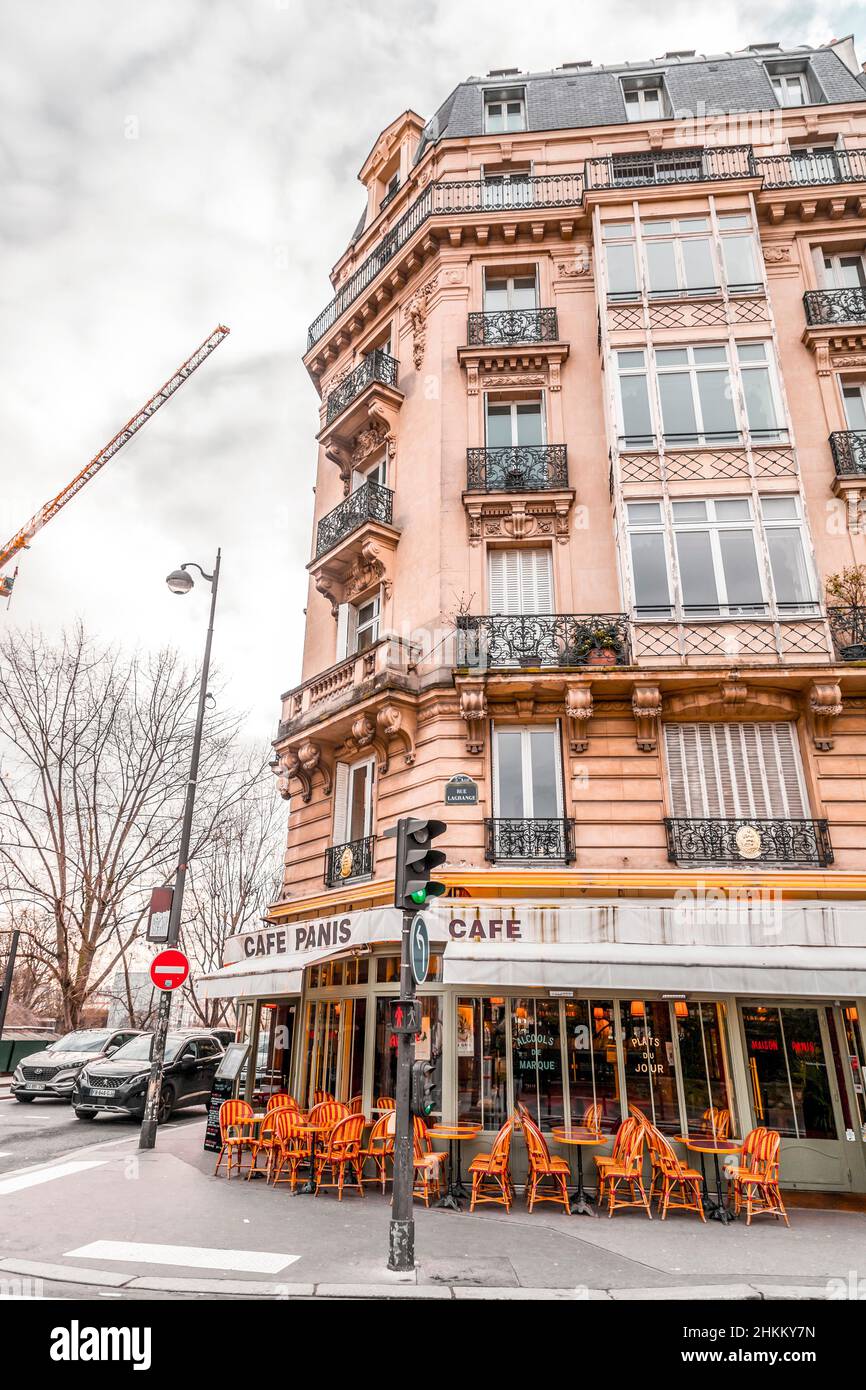 Paris, Frankreich - 20. Januar 2022: Allgemeiner Blick auf die Straße von Paris, der französischen Hauptstadt. Typisch französische Architektur und Blick auf die Stadt. Stockfoto