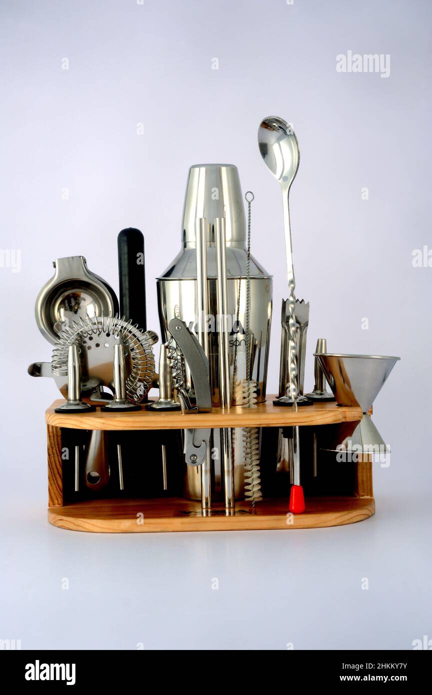 Jan. 25 2021 stilvolles Barkeeper-Set aus Holz, Werkzeugständer für 14-teiliges Cocktail-Shaker-Set, Shaker mit Schlammlöffel, Ausgiessmaschine, Stainer und Barlöffel. Stockfoto