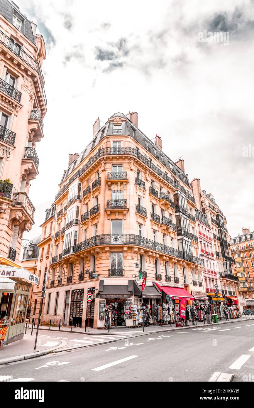 Paris, Frankreich - 20. Januar 2022: Allgemeiner Blick auf die Straße von Paris, der französischen Hauptstadt. Typisch französische Architektur und Blick auf die Stadt. Stockfoto