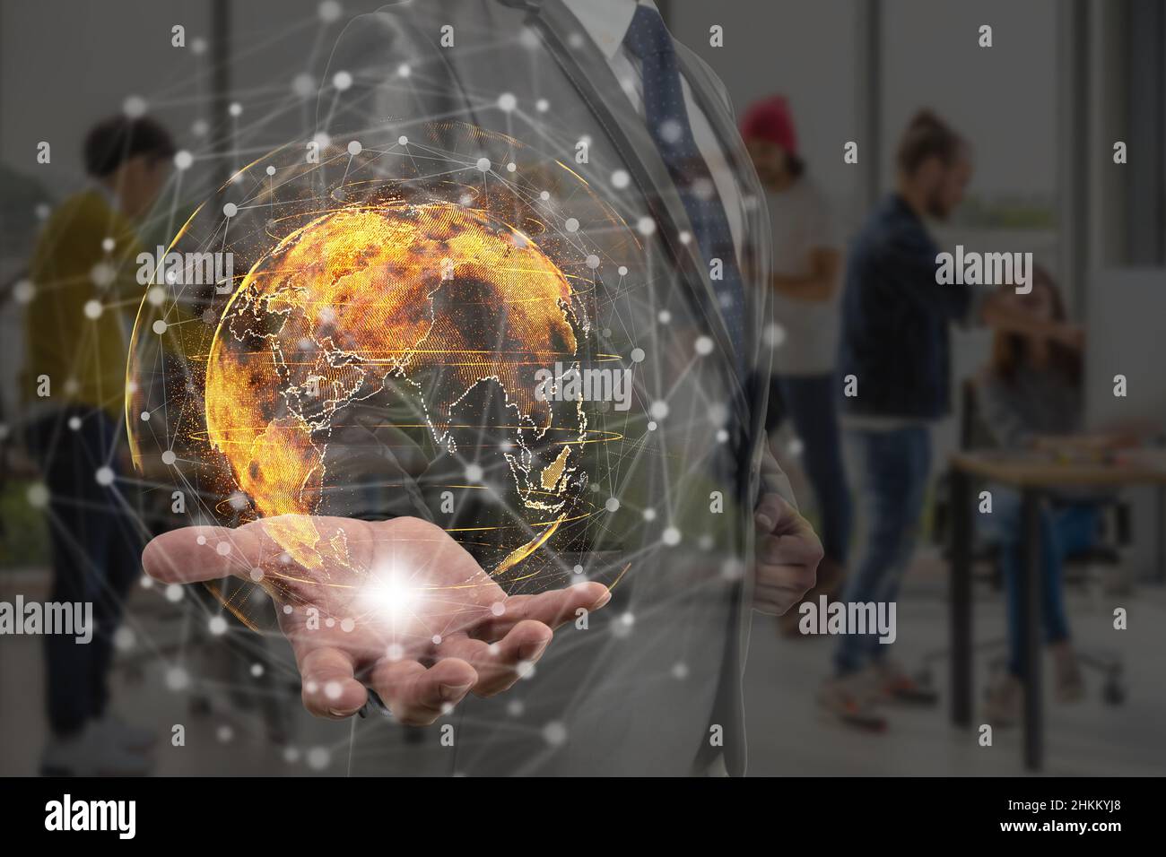 Doppelbelichtung der Geschäftsmann Hand hält die Partikel Erde mit Technologie-Netzwerk Kreis über dem Foto verschwommen Gruppe von Asian und Diverse Bus Stockfoto