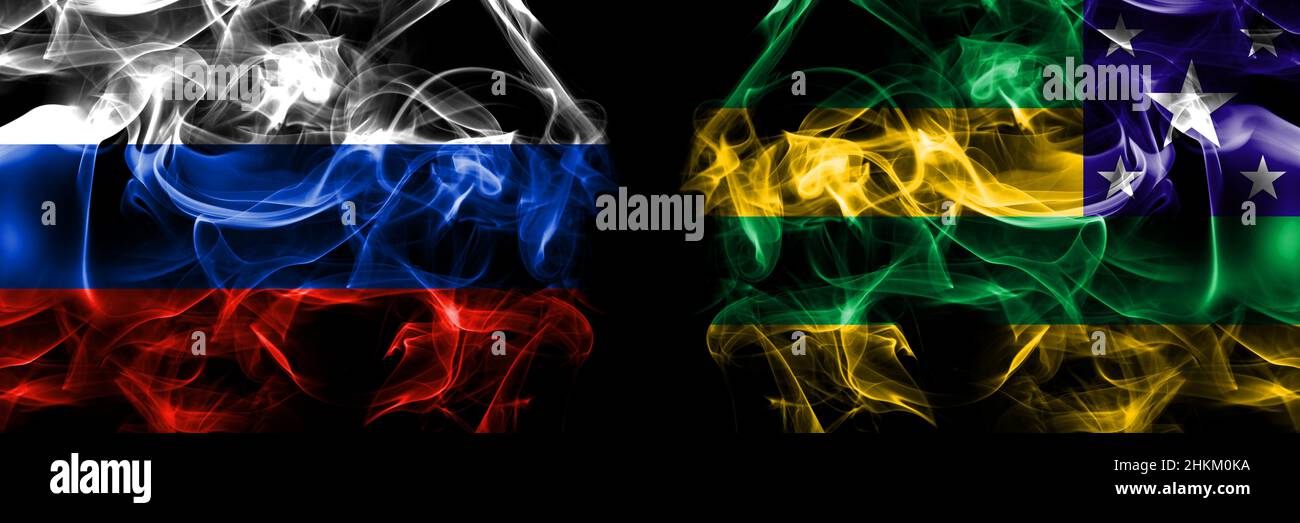 Russland, Russland vs. Brasilien, Brasilien, serbische Flaggen. Rauchfahne nebeneinander platziert isoliert auf schwarzem Hintergrund. Stockfoto
