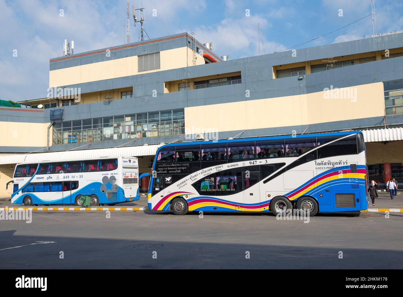 BANGKOK, THAILAND - 14. DEZEMBER 2018: Zwei Intercity-Busse am Northern Bus Station Gebäude an einem sonnigen Tag Stockfoto