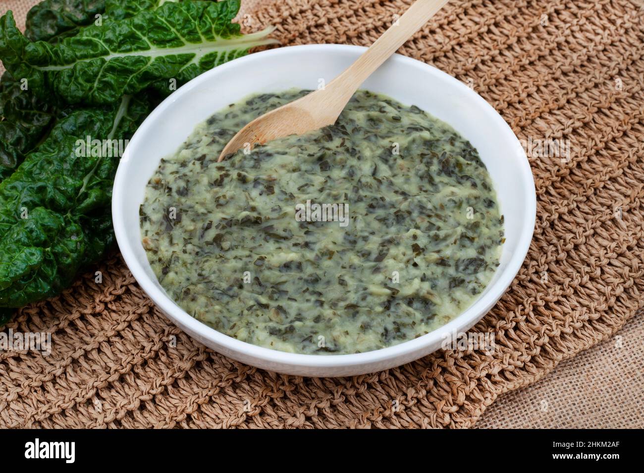 Südafrikanisches Lieblingsgemüsegericht, Rahmspinat Stockfoto