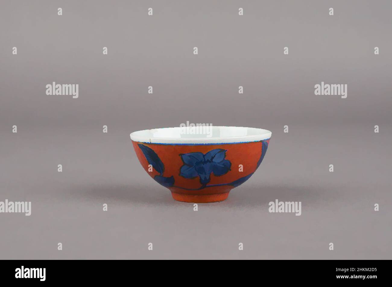 Kunst inspiriert von Weinbecher mit Design der rollenden Morning Glory Vine, Chinesisch, Qing-Dynastie, 1644-1911, Kangxi-Periode, 1662-1722, Ende 17th-Anfang 18th Jahrhundert, Jingdezhen Ware; Porzellan mit Unterglasur blau und Überglasur korallenrot Emaille Dekoration, in China, Asien, Keramik, Classic Works modernisiert von Artotop mit einem Spritzer der Moderne. Formen, Farbe und Wert, auffällige visuelle Wirkung auf Kunst. Emotionen durch Freiheit von Kunstwerken auf zeitgemäße Weise. Eine zeitlose Botschaft, die eine wild kreative neue Richtung verfolgt. Künstler, die sich dem digitalen Medium zuwenden und die Artotop NFT erschaffen Stockfoto