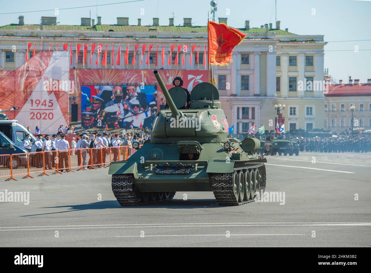 SANKT PETERSBURG, RUSSLAND - 24. JUNI 2020: Sowjetischer Panzer T-34-85 bei der Generalprobe der Militärparade zu Ehren des Siegestages Stockfoto