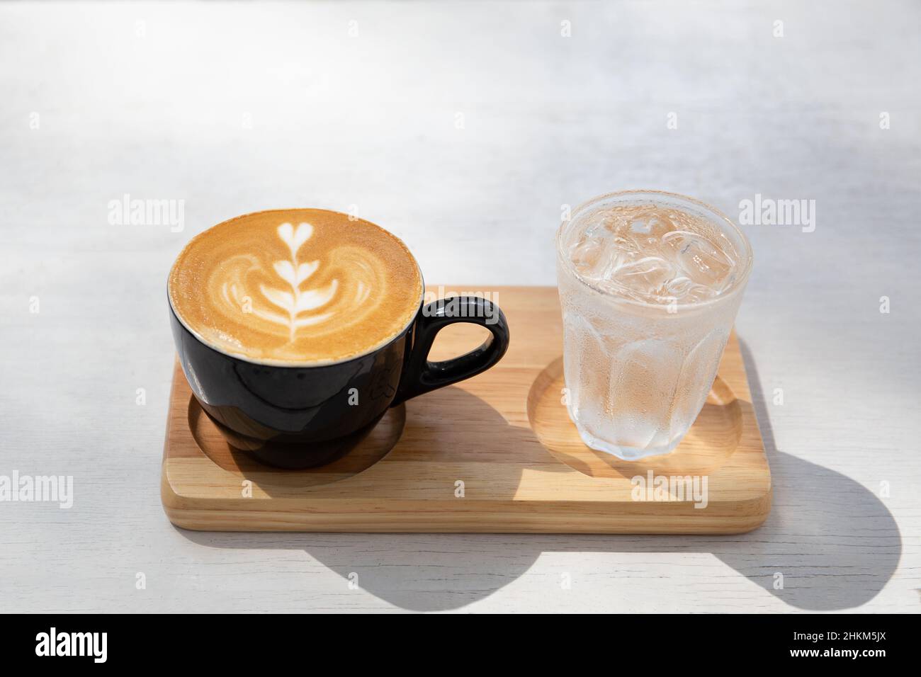 Frischer Cappuccino mit schöner Latte-Kunst in Herzform. Stockfoto