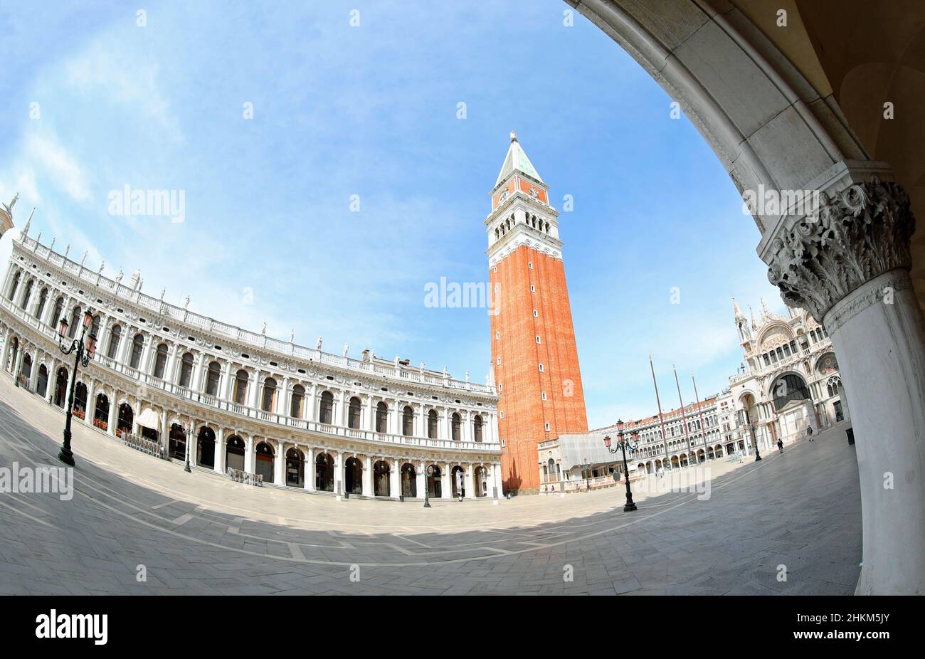Glockenturm des heiligen Markus in venedig Italien mit wenigen Menschen während des Lockdown mit Fischaugenobjektiv mit Super Weitwinkel-Effekt fotografiert Stockfoto