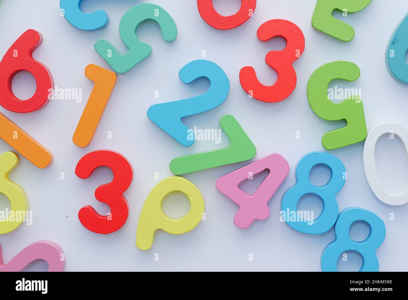 Bunte Plastikbuchstaben auf weißem Hintergrund, Nahaufnahme Stockfoto