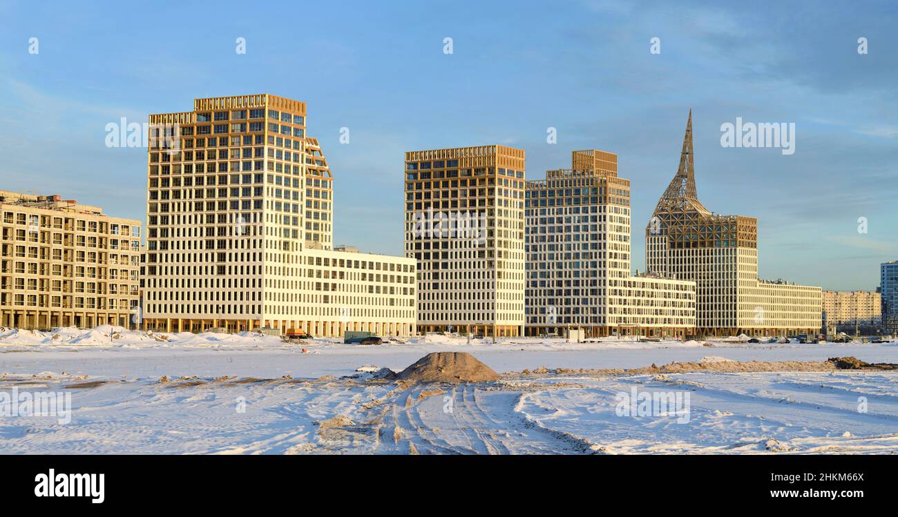 SANKT PETERSBURG, RUSSLAND - 10. DEZEMBER 2021: Moderne Wohnanlage "Goldene Stadt" auf den Schwemmgebieten der Insel Vasilevsky am 1. Dezember Stockfoto