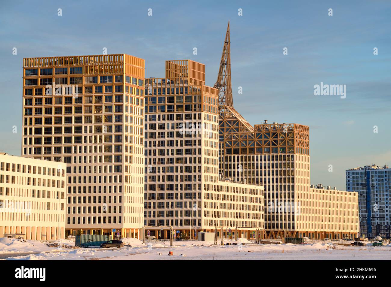 SANKT PETERSBURG, RUSSLAND - 10. DEZEMBER 2021: Ansicht des Wohnkomplexes 'Goldene Stadt', der auf den Schwemmgebieten der Insel Vasiljewski gebaut wurde, Stockfoto