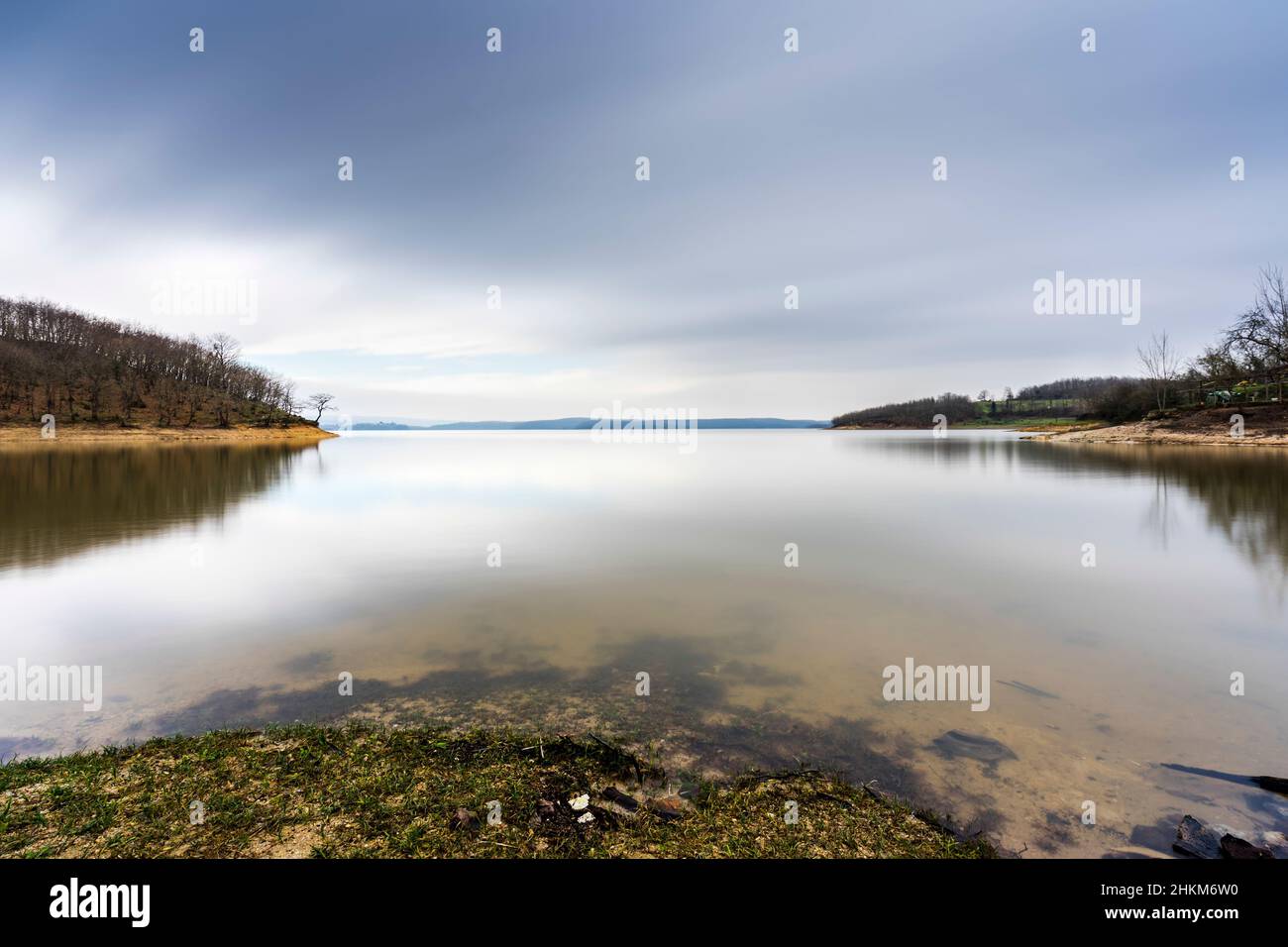 Ein ruhiger Blick auf den See im Herbst. Stockfoto