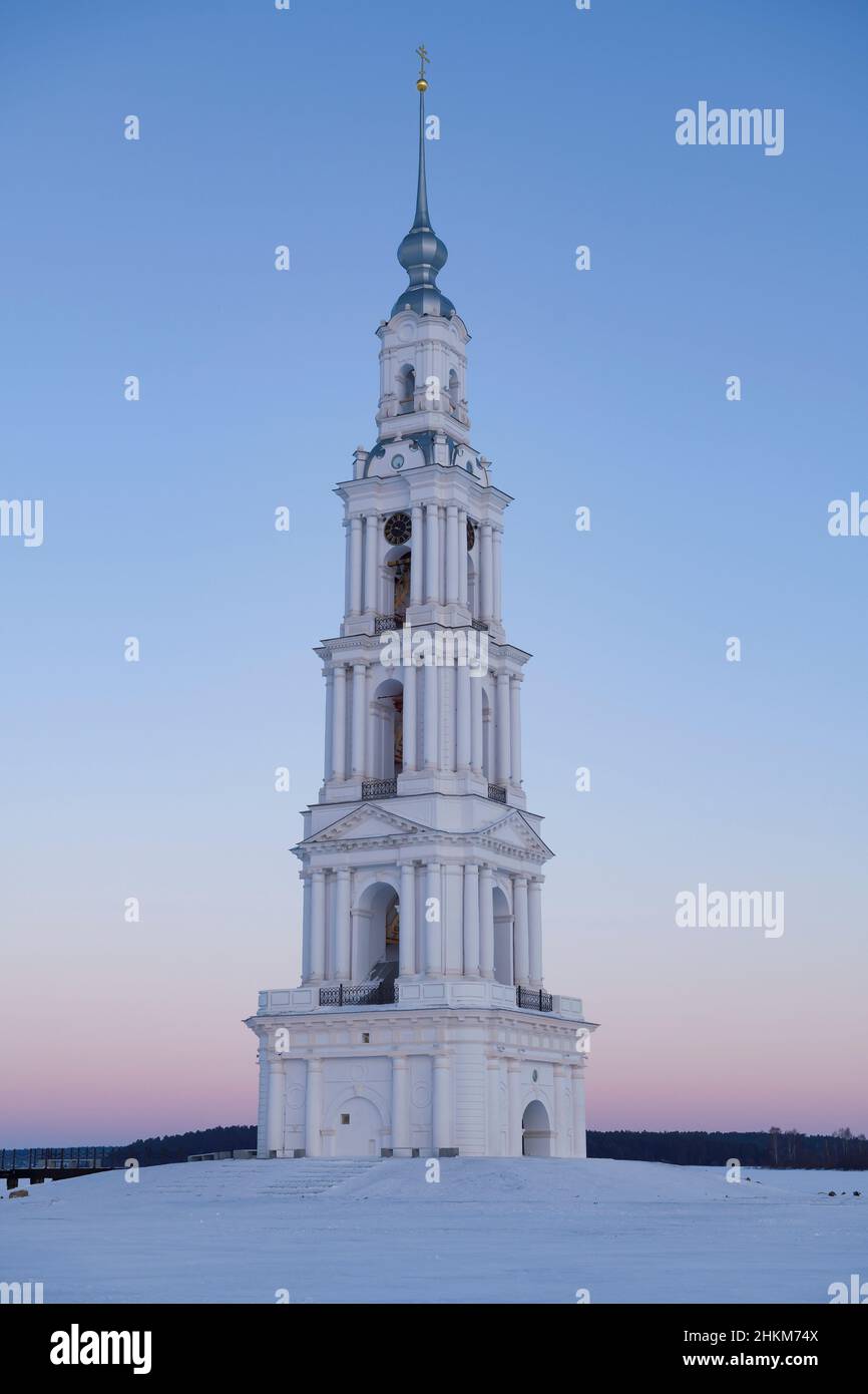 Der alte überflutete Glockenturm der Nikolaikirche am Uglich-Stausee ist vor dem Hintergrund der Januardämmerung aus der Nähe zu sehen. Kalyazin Stockfoto