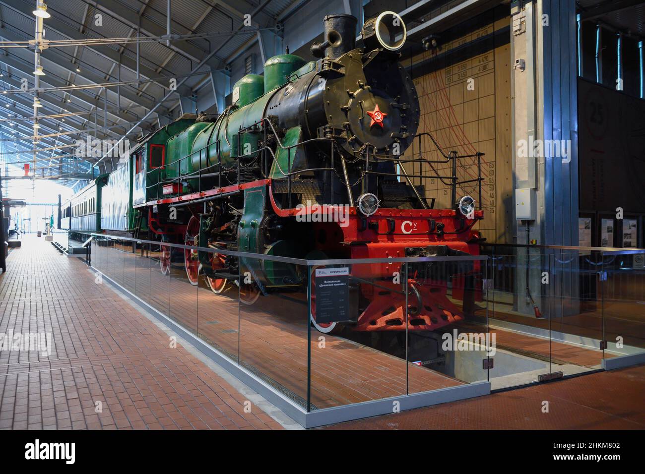 SANKT PETERSBURG, RUSSLAND - 12. JANUAR 2022: Sowjetische Personenlokomotive der Serie "Su" (Sormovsky verstärkt) im Museum der Russischen Eisenbahnen Stockfoto