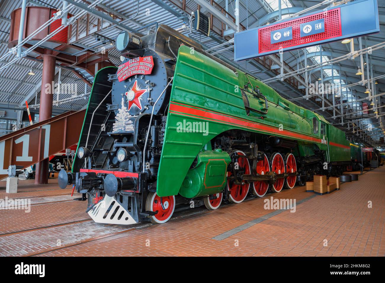 SANKT PETERSBURG, RUSSLAND - 12. JANUAR 2022: Sowjetische Personendampflokomotive P36 - die letzte Dampflokomotive, die vom Lokomotivwerk Kolomna gebaut wurde Stockfoto