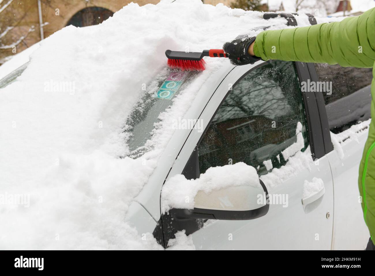 Entfernen Des Schnee Vom Auto Mit Einer Pinsel. Mann Reinigt Sein Auto Nach  Einem Schneesturm Stockbild - Bild von mann, schneesturm: 211619477