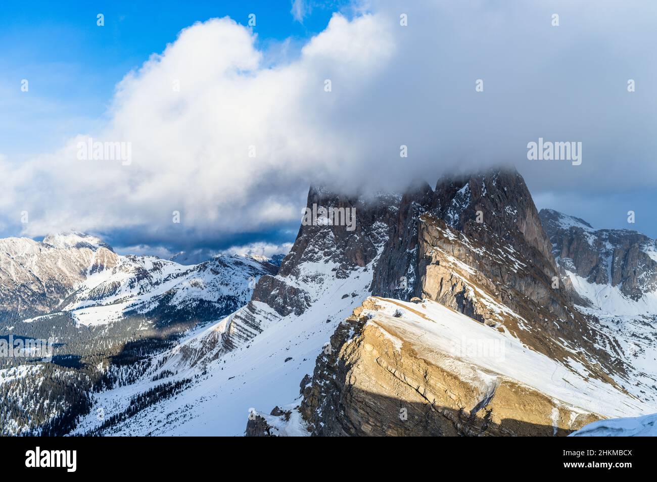 Seceda Gipfel zwischen Wolken und Schnee im Winter, Dolomiten Alpen, Italien Stockfoto