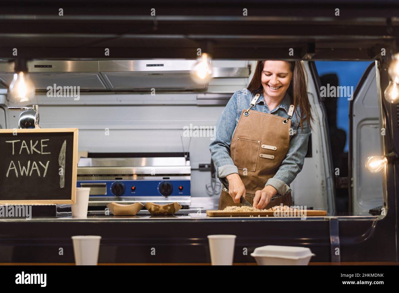 Food-Truck-Besitzer Vorbereitung Mahlzeit Rezept - moderne Küche Geschäft und Take-away-Konzept Stockfoto